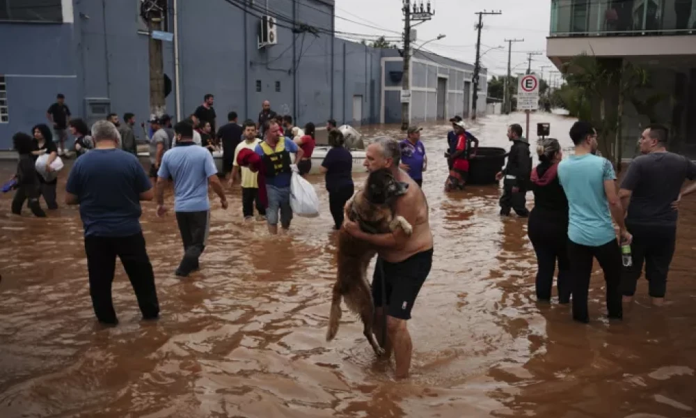 Βραζιλία: Δεκάδες χιλιάδες άνθρωποι αναγκάστηκαν να φύγουν από τα σπίτια τους εξαιτίας των πλημμυρών